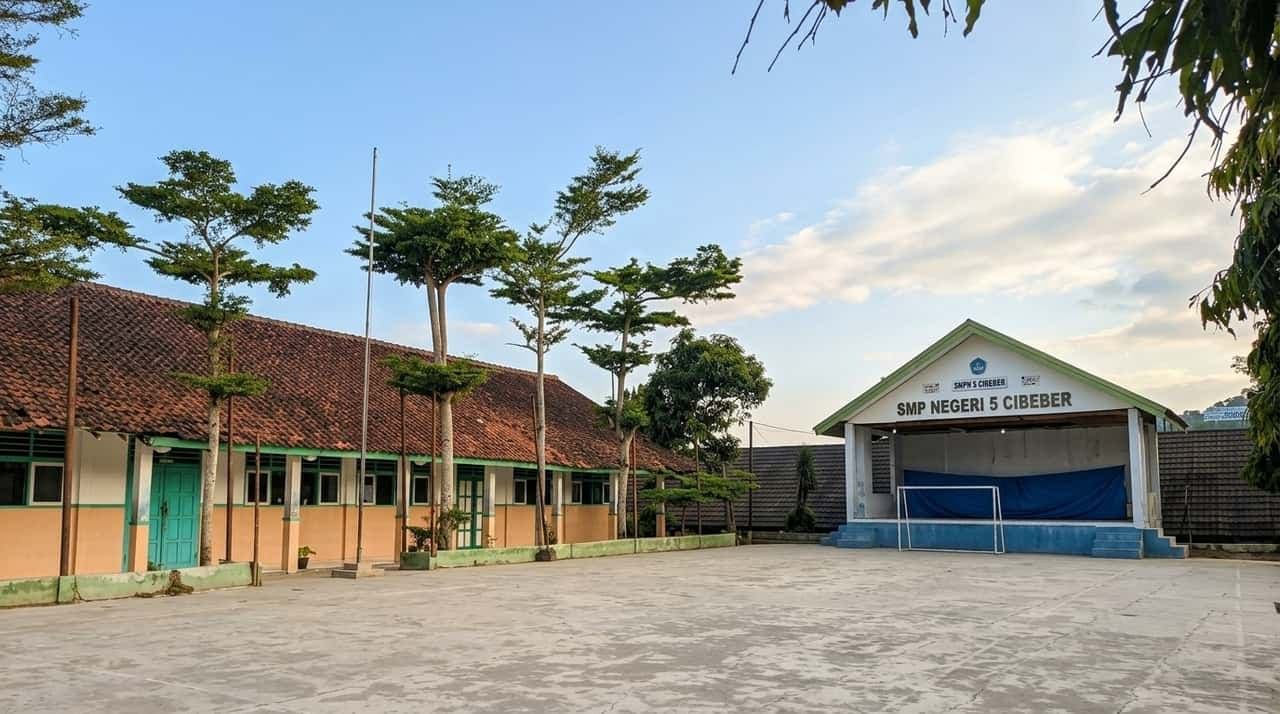 Lapangan Olahraga dan Panggung Upacara
