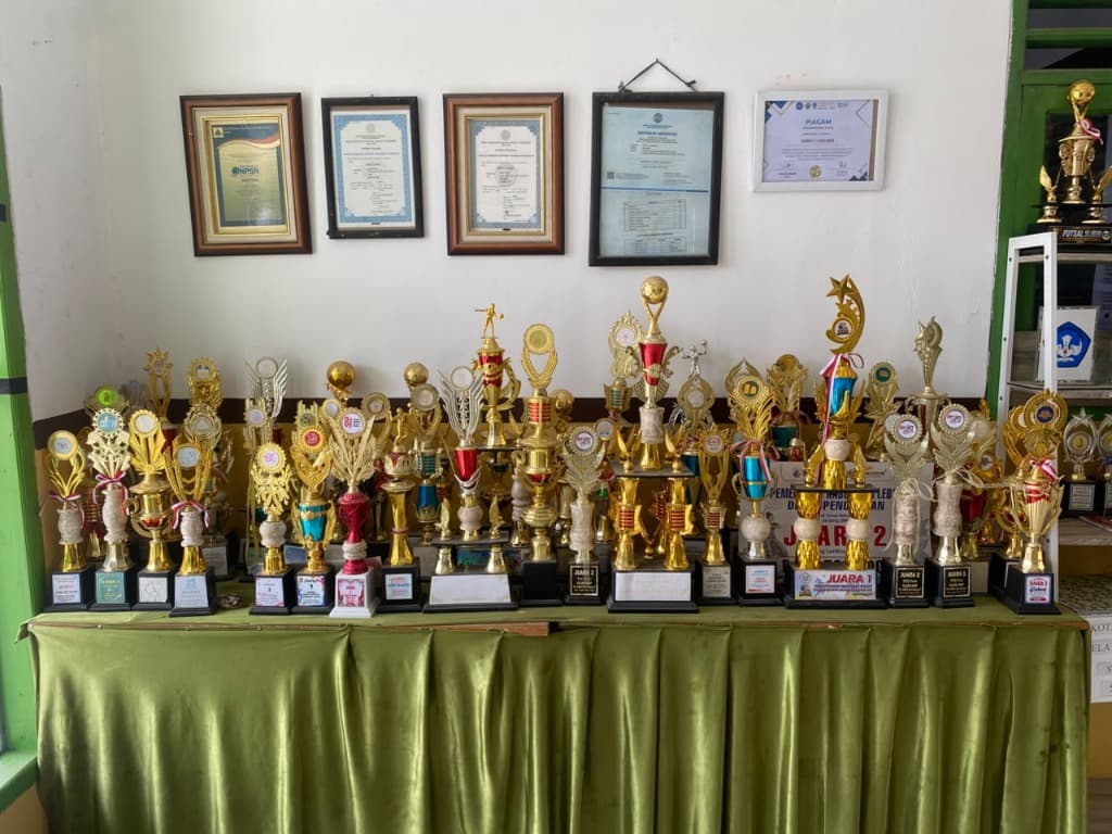 Koleksi Piala Kejuaraan dan Piagam Prestasi Siswa SMPN 5 Cibeber